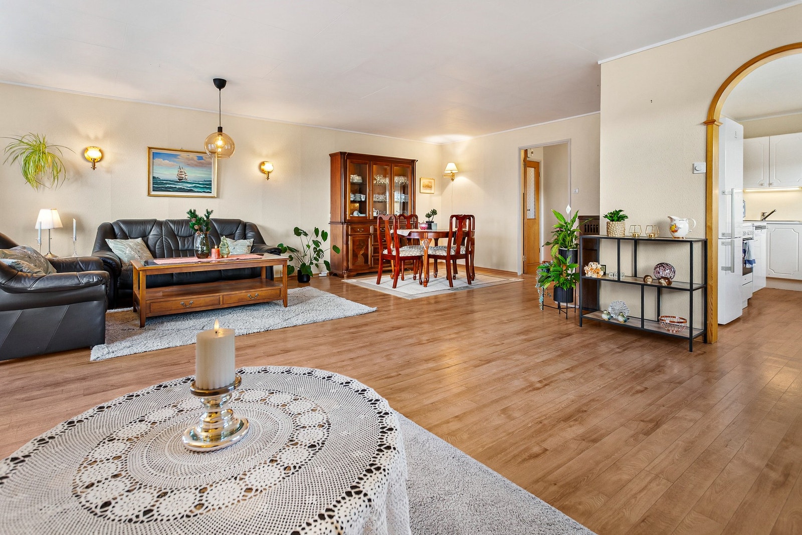 Romslig og lys stue med mye naturlig dagslys. Galleribilde