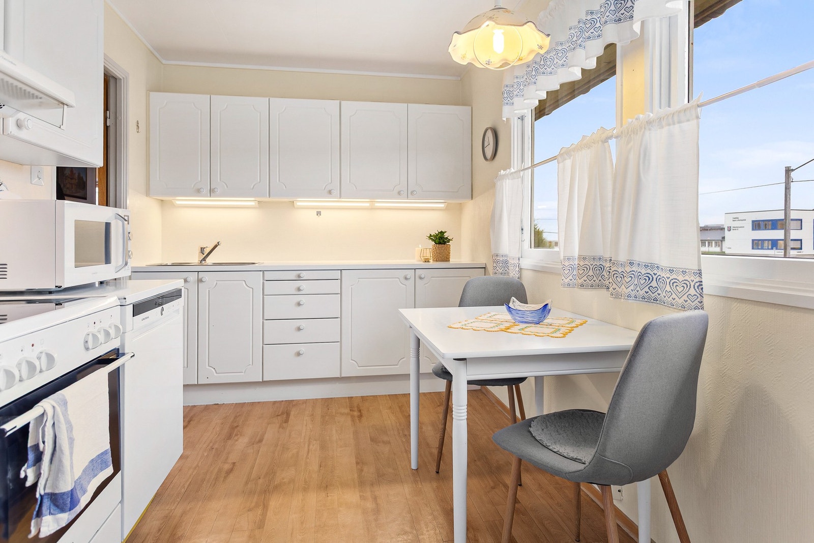 Romslig og lyst kjøkken med avsatt plass til hvitevarer. Galleribilde