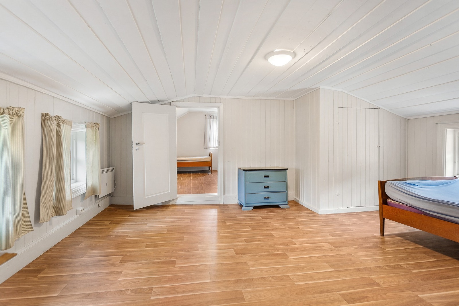 Soverom 2 på loft har god plass til dobbeltseng. Galleribilde