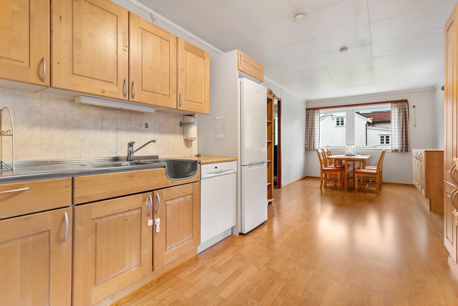 Kjøkkenet har en åpen løsning med plass til sittemøbler. Galleribilde