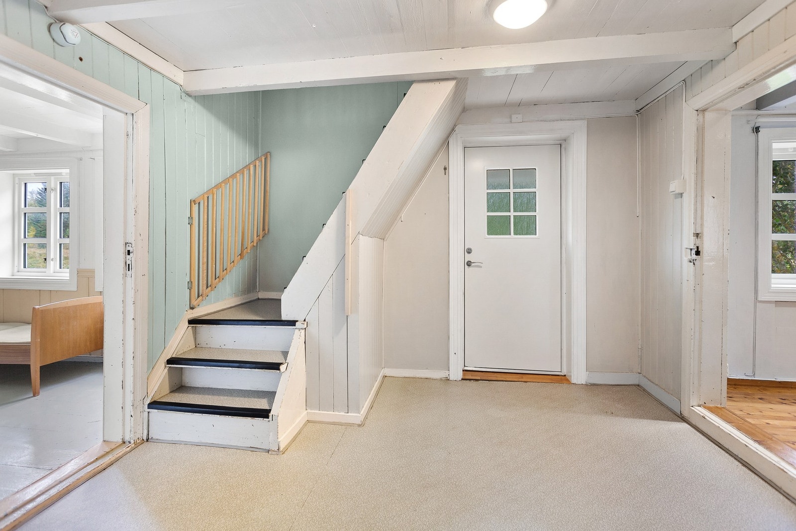 Trapperom/ gang med plass til oppevaringsmøbel. Galleribilde