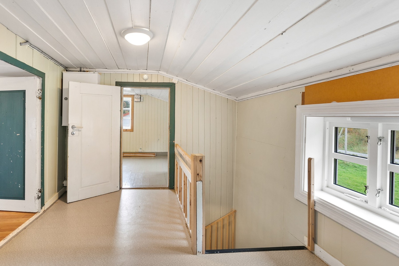 2. Etasje i våningshuset inneholder en romslig loftstue og tre soverom. Galleribilde