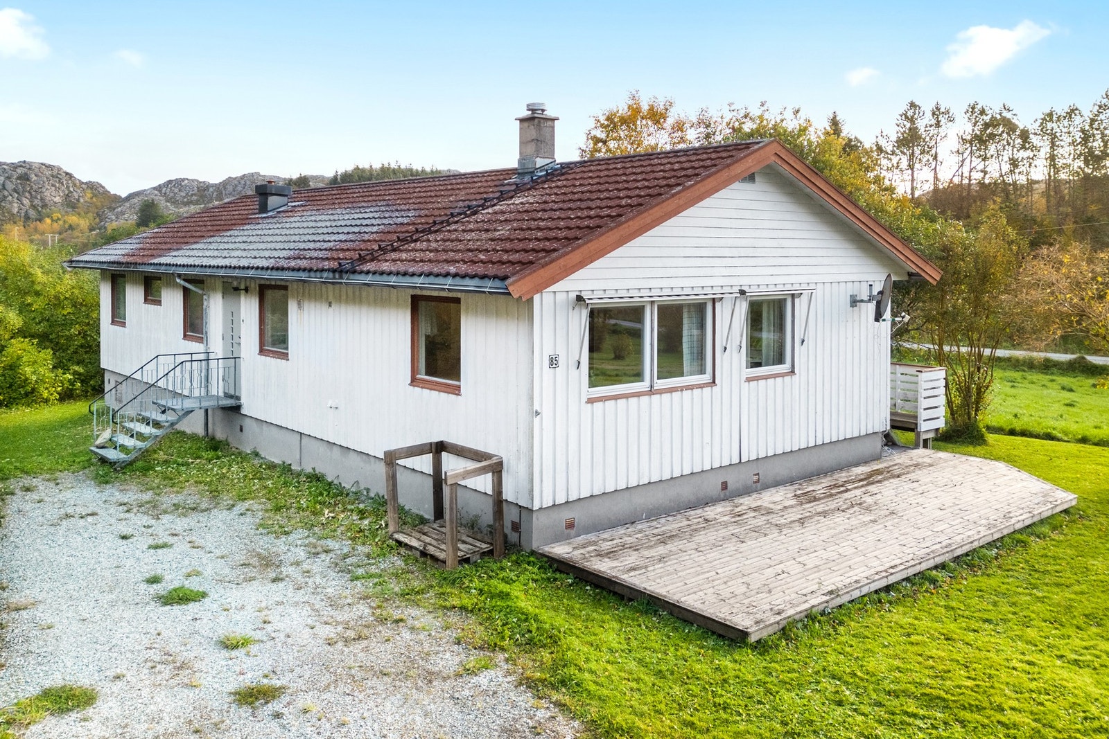 Kårboligen ligger like ved våningshuset. Her har man alt på ett plan og en romslig veranda. Galleribilde