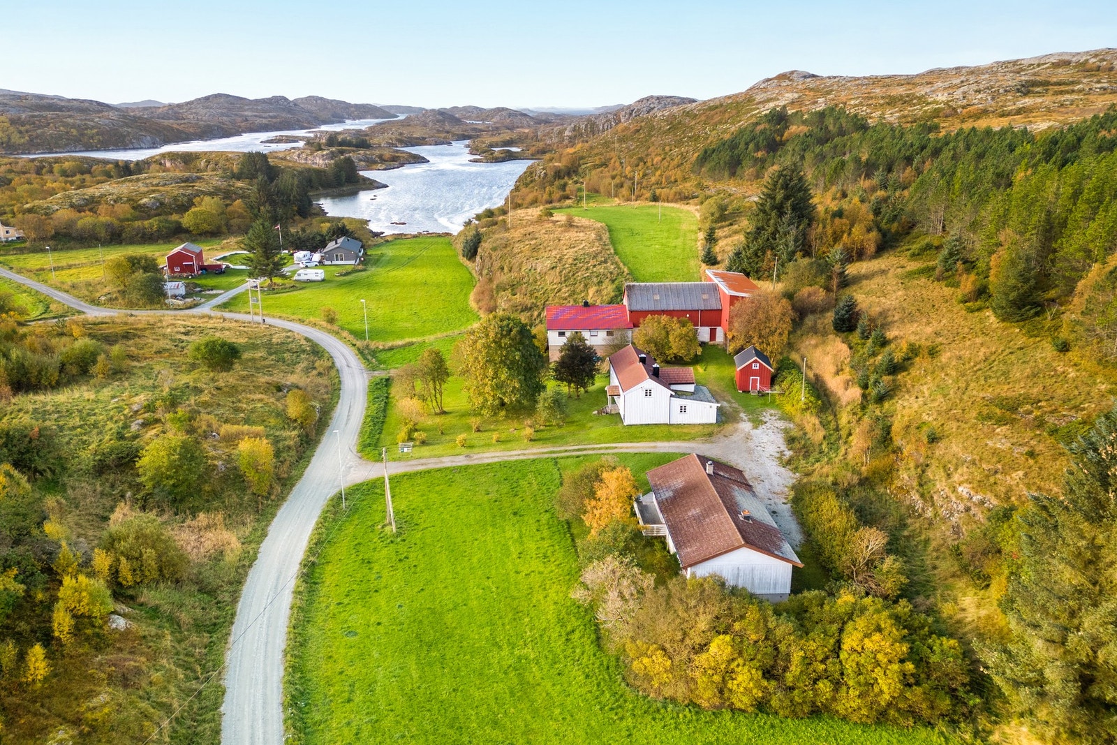 Eiendommen har fiske- og jaktrett. Eiendommen ligger i et kystlandbruksområde i Ytter-Vikna. Galleribilde
