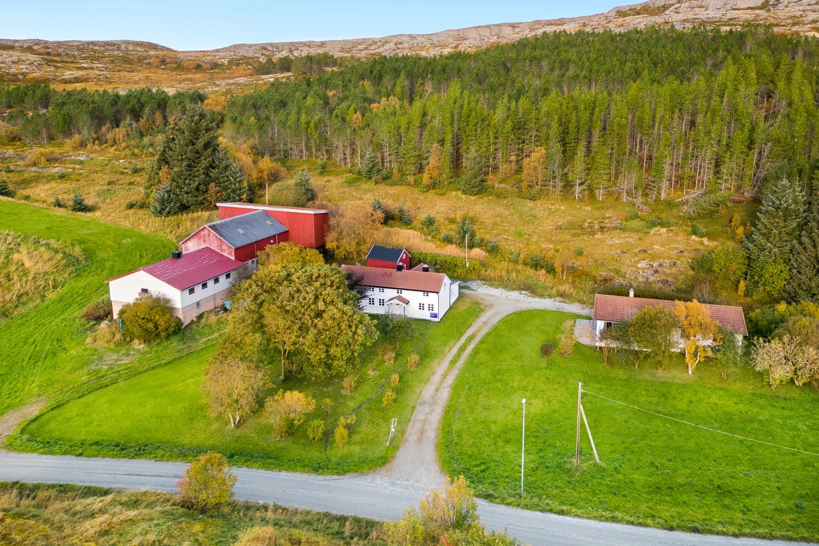 Eiendommen er på hele 2 624,8 daa og består av våningshus, driftsbygning, stabbur, kårbolig og naust. Galleribilde