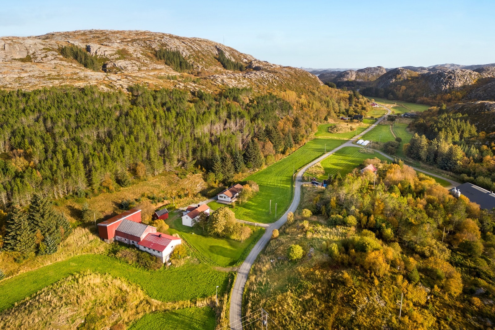 Eiendommen ligger fint til i naturskjønne omgivelser. Her har man korte avstander til fjell og sjø. Mange fine tur og rekreasjonsmuligheter er i umiddelbar nærhet. Galleribilde