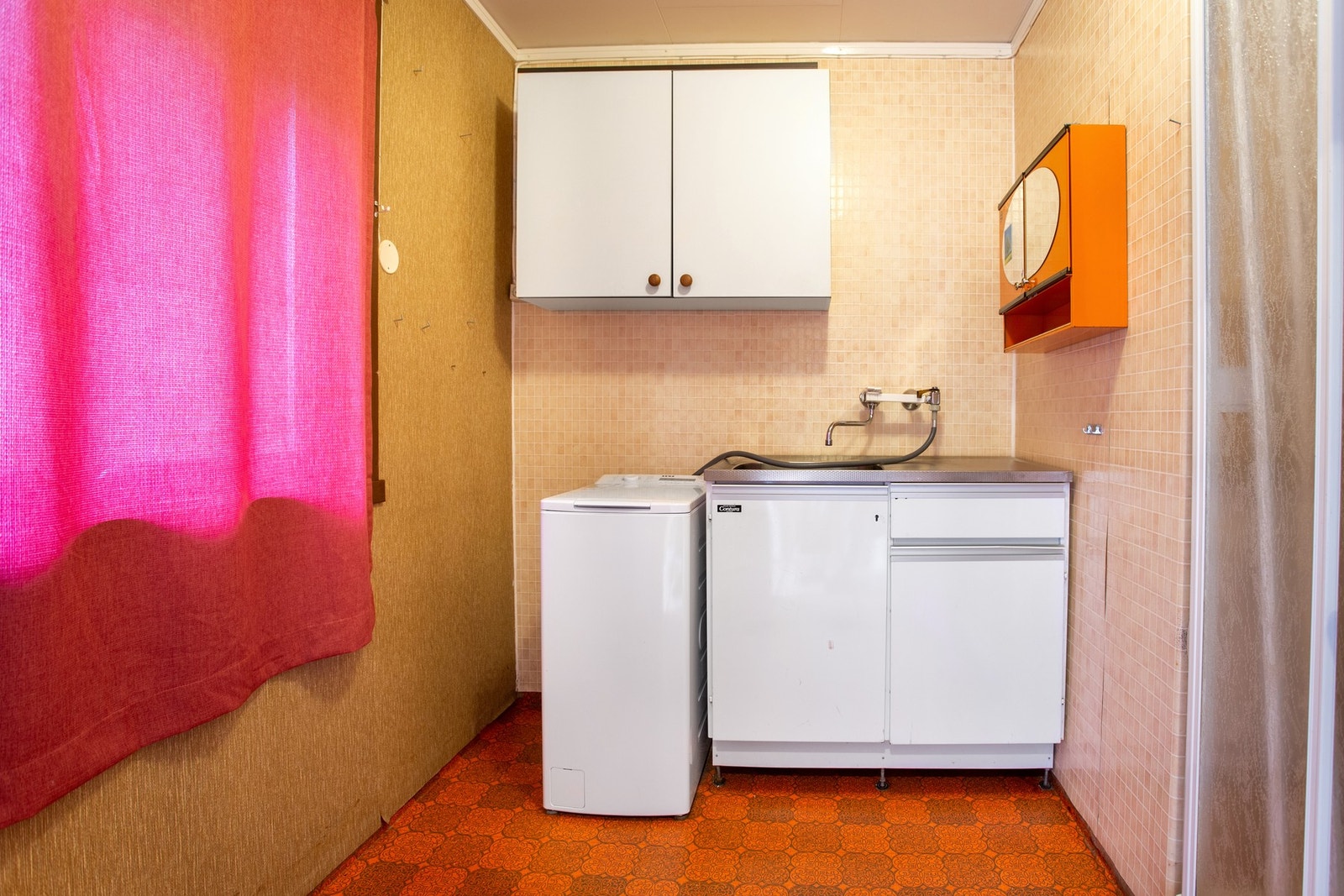 Vaskerom i kårbolig med utslagsvask. Galleribilde