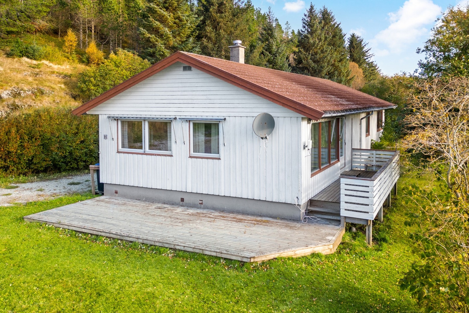 Verandaen har god plass til hagemøbler. Galleribilde