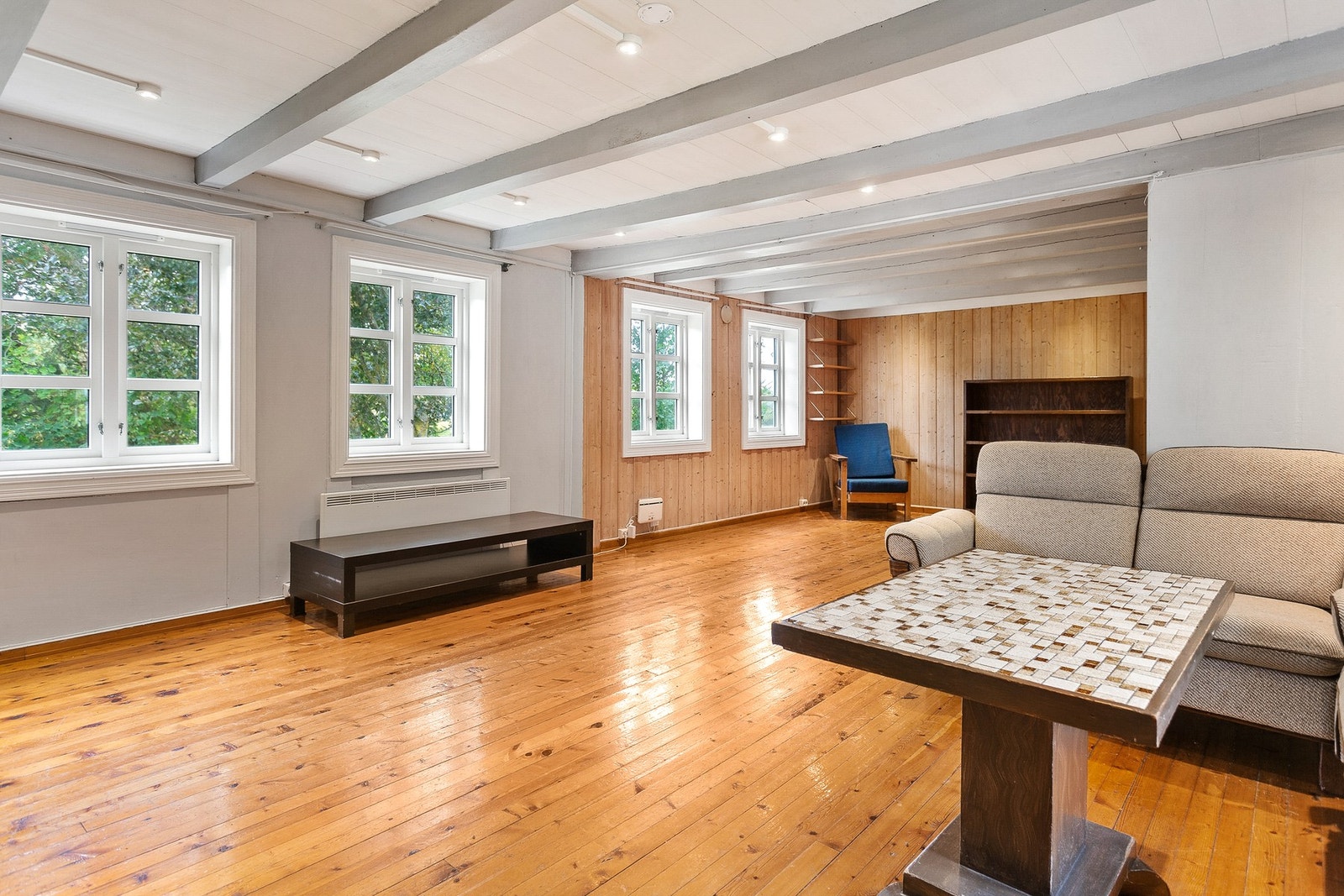 Store vindusflater som slipper inn godt med naturlig lysinnslipp. Galleribilde