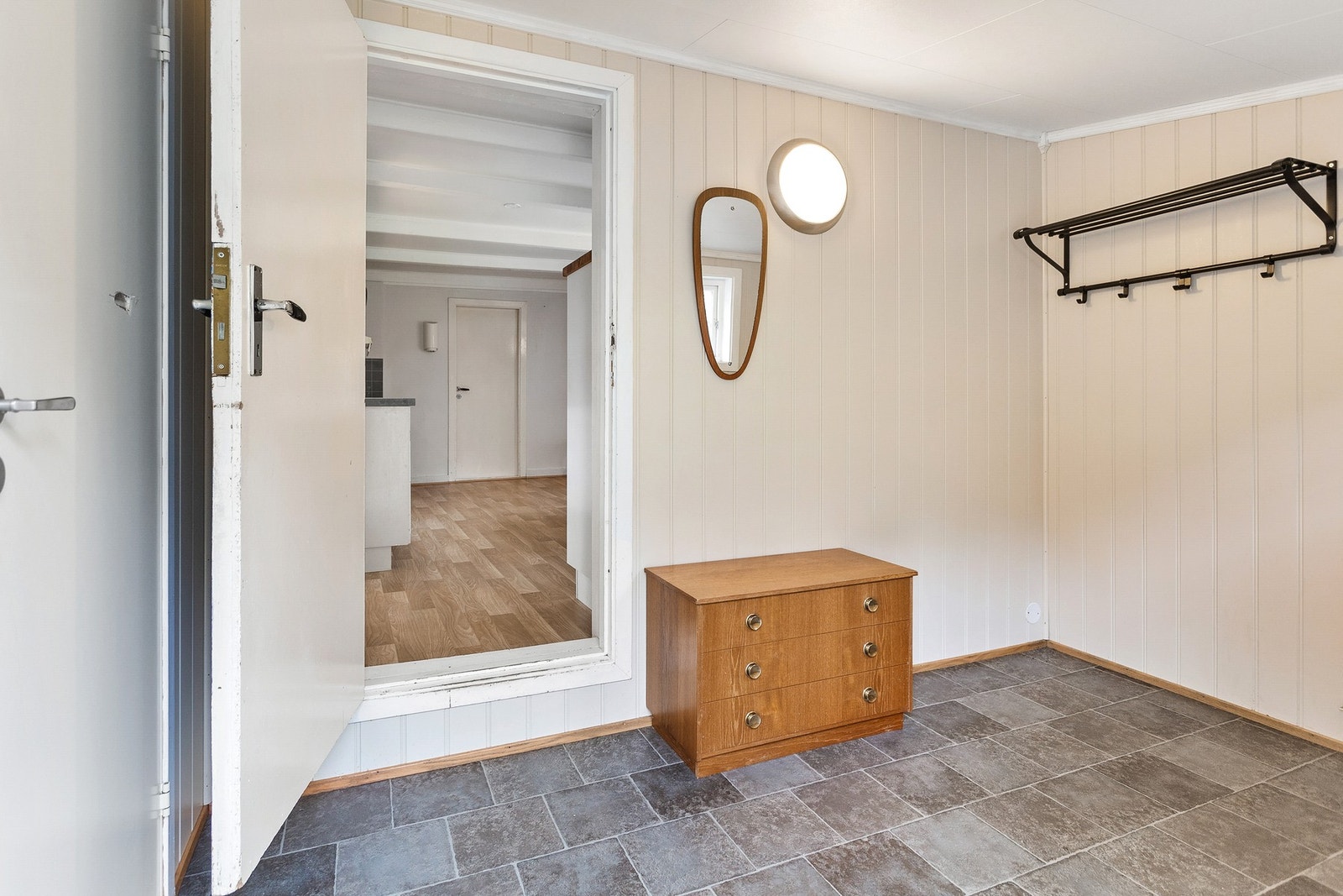 Gang med plas til å henge fra seg klær og sette sko Galleribilde