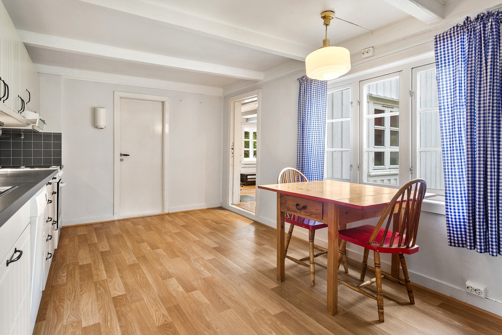 På kjøkkenet er det plass til spisegruppe. Galleribilde