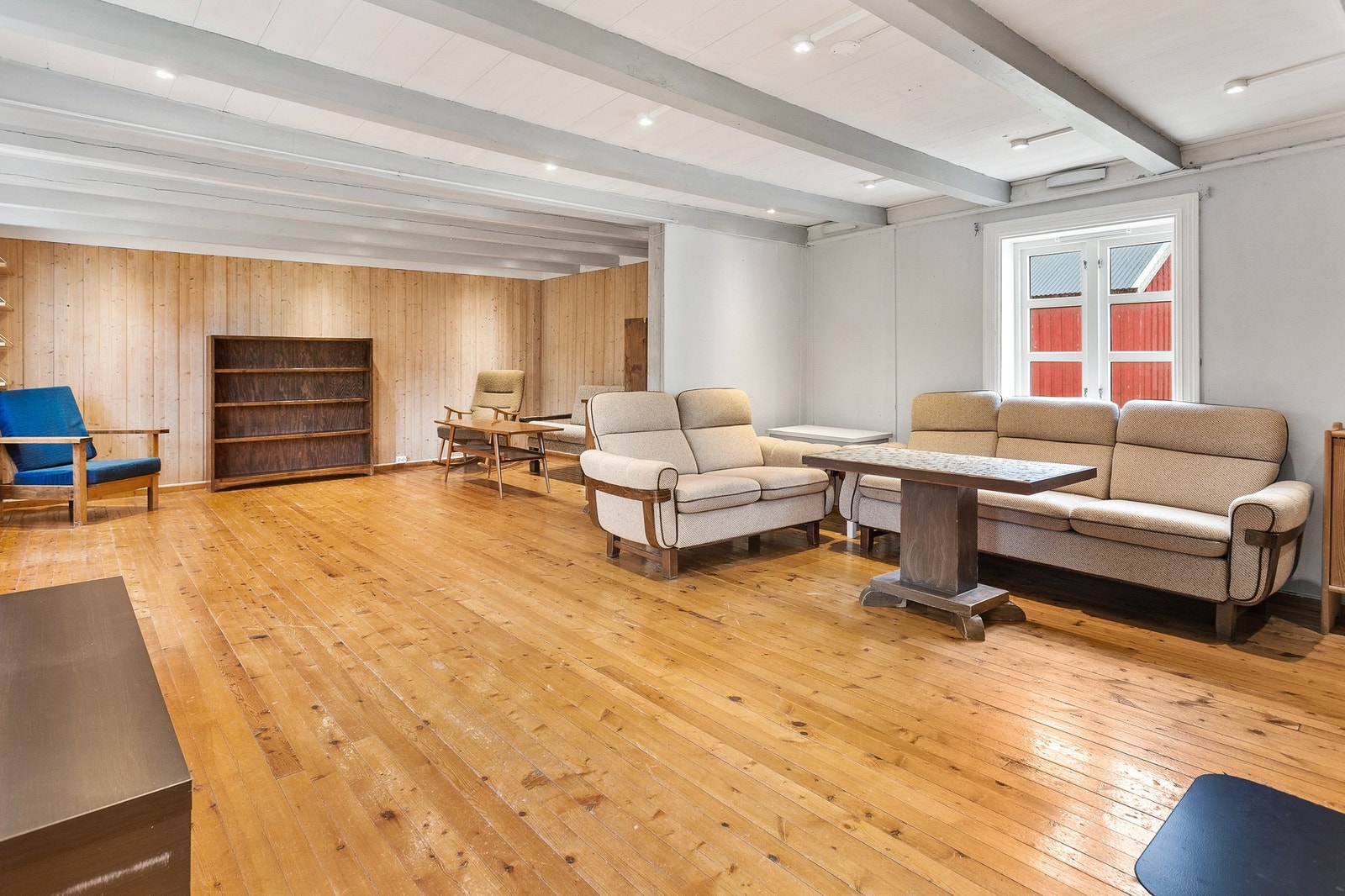 Stue i våningshus med god plass til møblering. Galleribilde