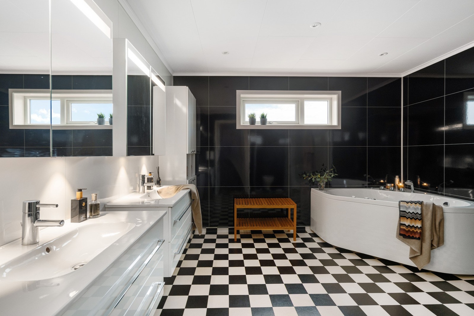 Dobbel vask med speilskap til hver. Samt et høyskap med enda mer oppbevaring. Galleribilde