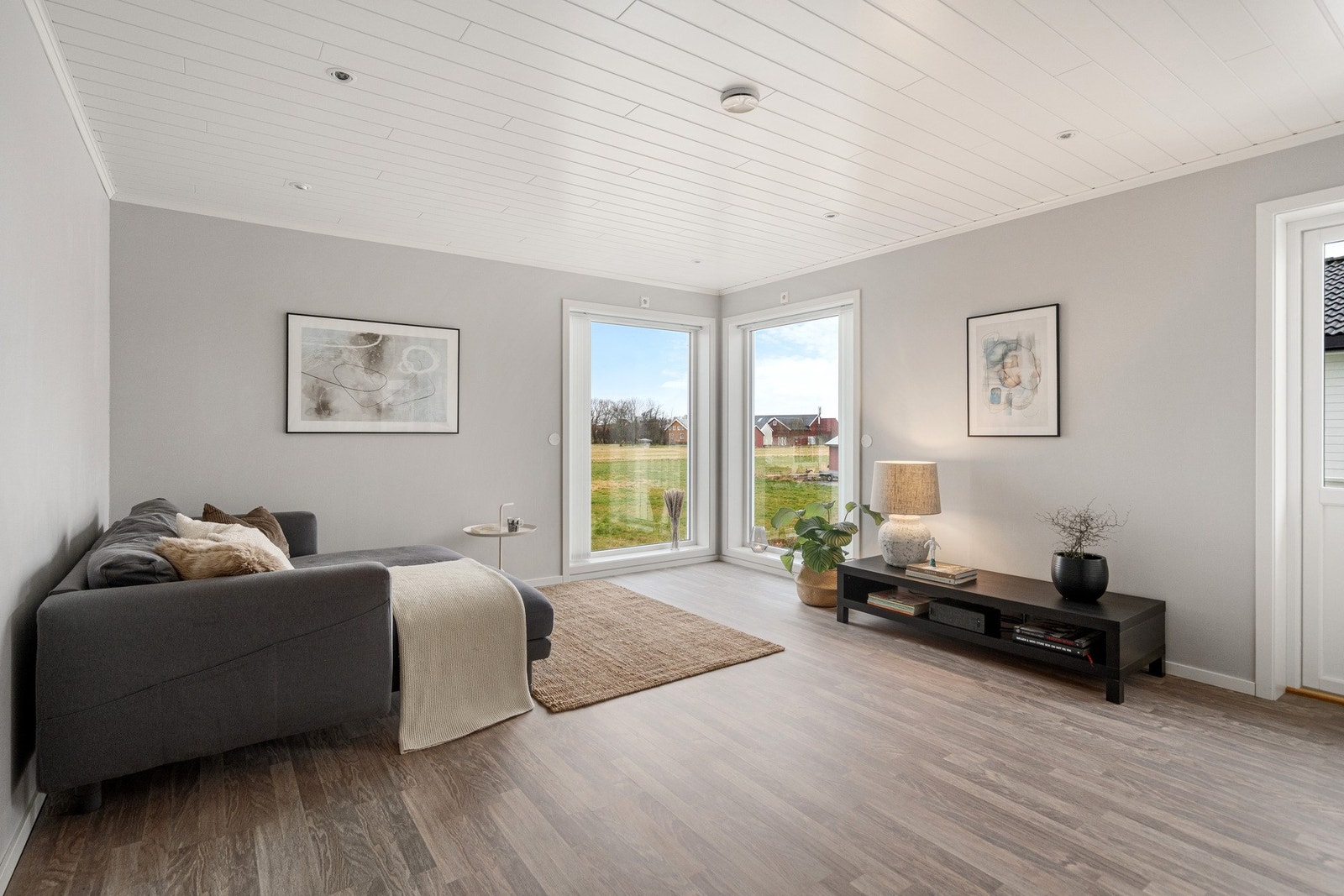 Loftstue. Store vindusflater i hjørnet gir godt med naturlig lys inn i rommet. Galleribilde