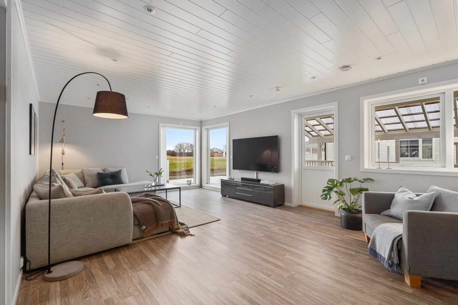 Stue: Herfra er det også utgang til terrasse og hage. Galleribilde