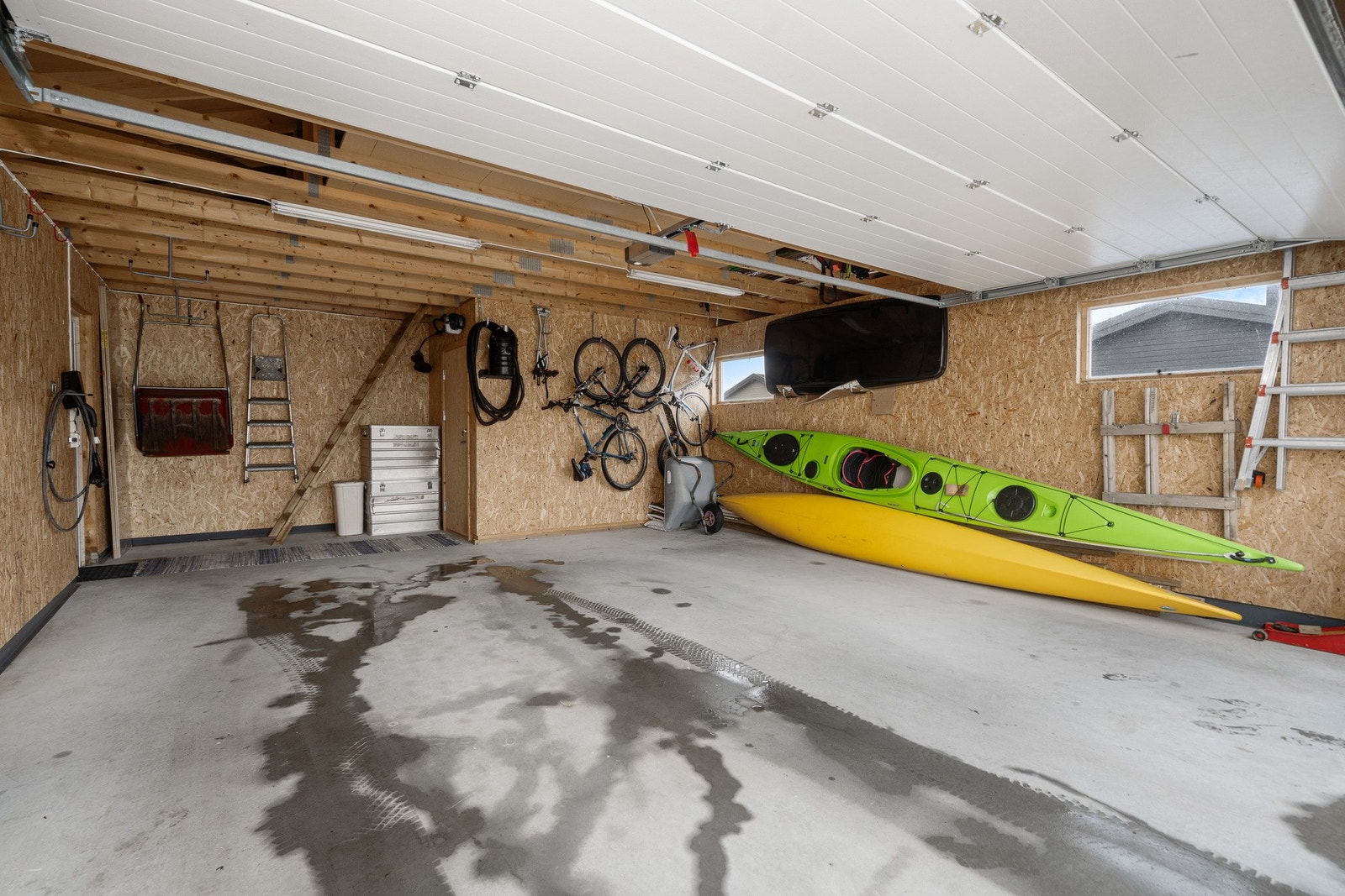 Garasje: Godt med plass og lagring på hems. Installert el-bil lader. Galleribilde