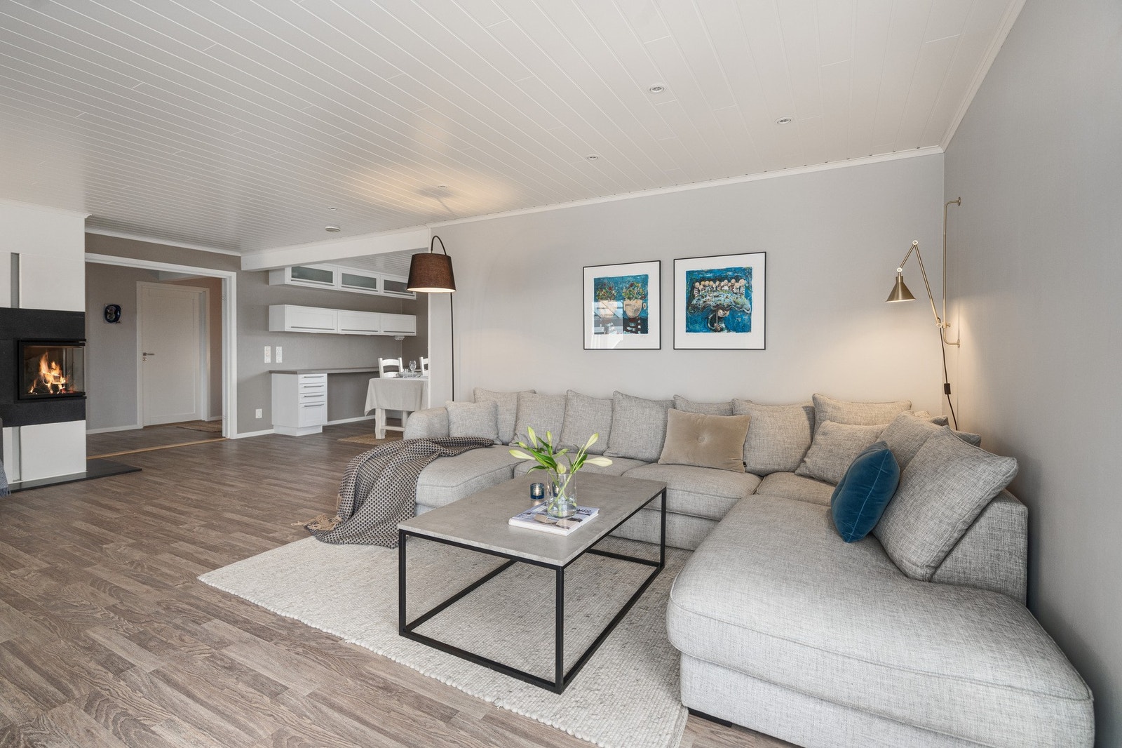 Stue: Romslig stue med plass til flere sittegrupper. Galleribilde