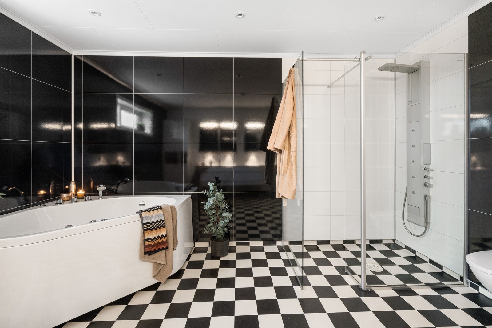 Hovedbad: Stor dusj, badekar og vegghengt wc. Galleribilde