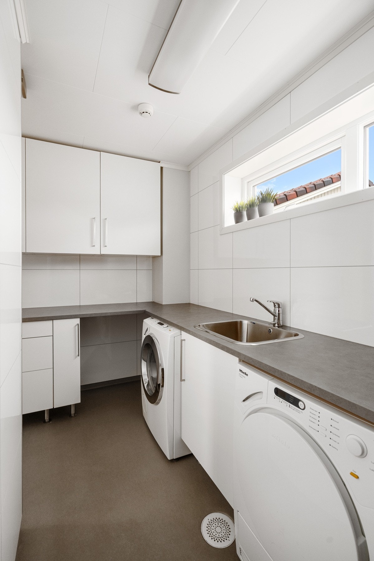 Mye benkeplass til bretting av klær. Samt klessjakt fra 2.etasje. Galleribilde