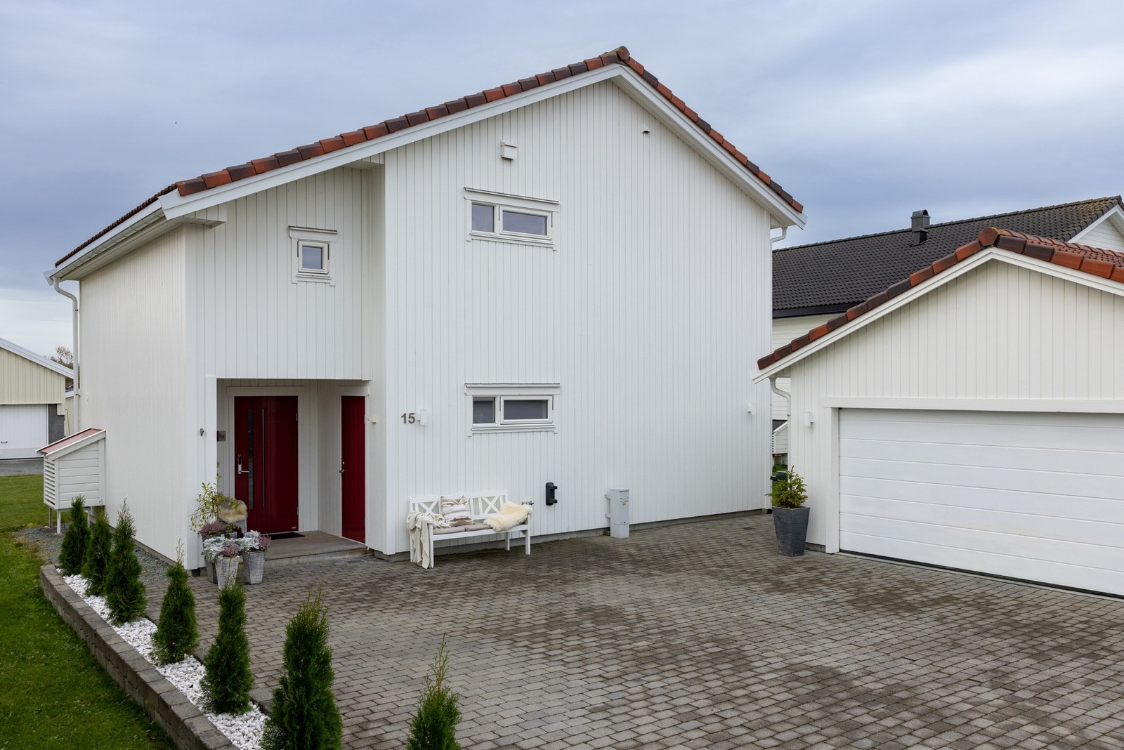 En flott familiebolig med tilhørende stor garasje. Galleribilde