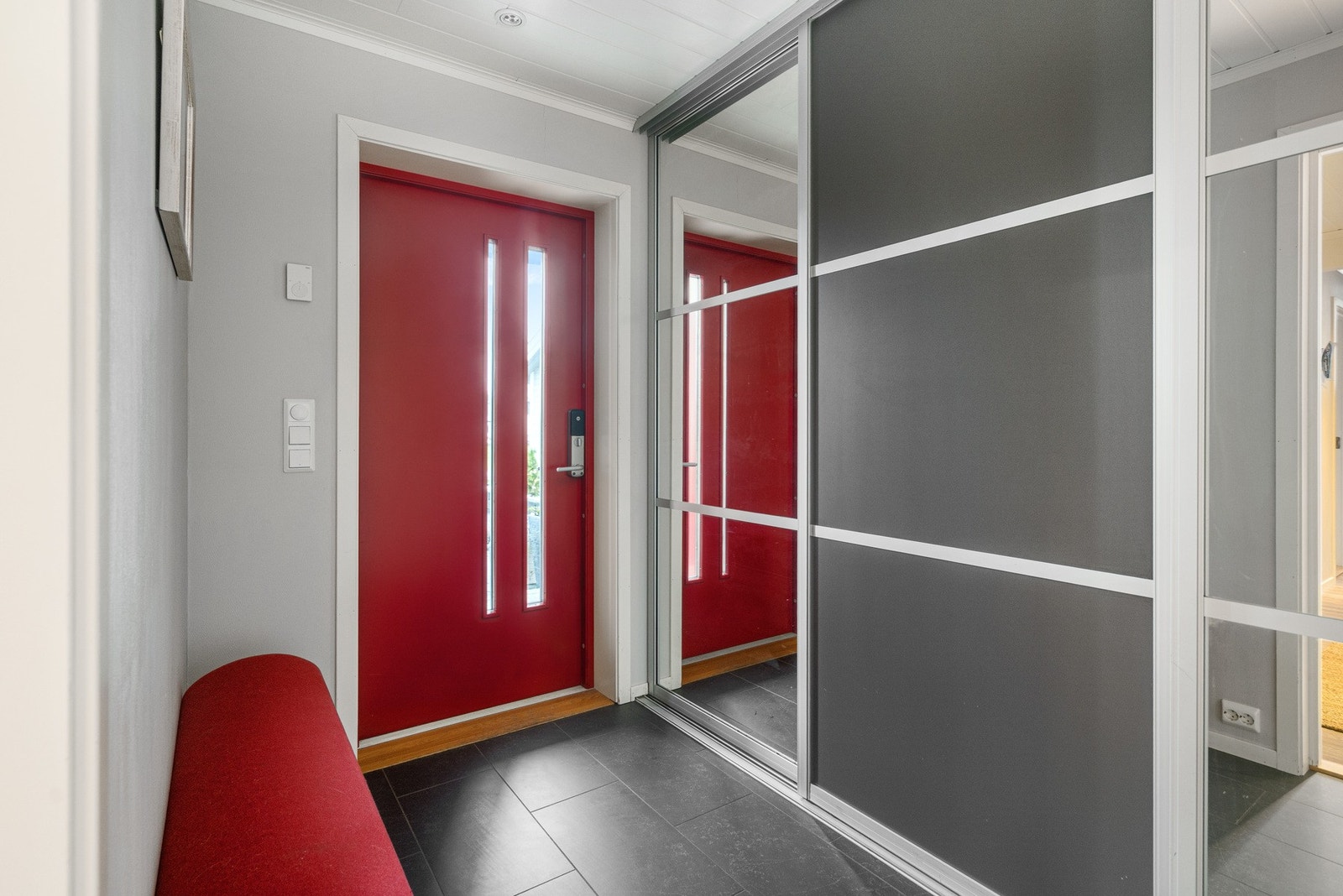 Entré: Flislagt gulv og romslig skyvedørsgarderobe. Galleribilde