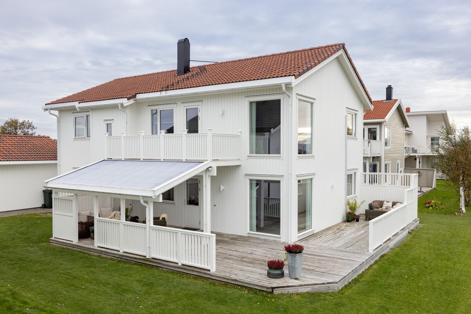 Fasade og hage. Galleribilde