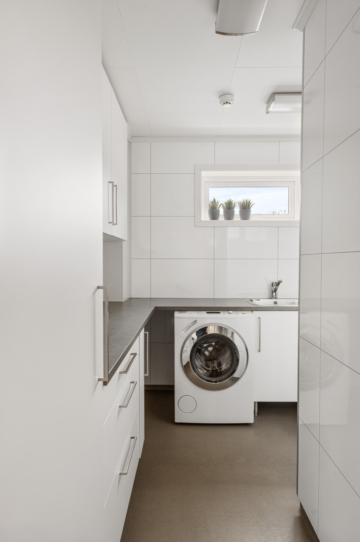 Vaskerom. Godt med oppbevaring. Og egen utgang ut. Galleribilde
