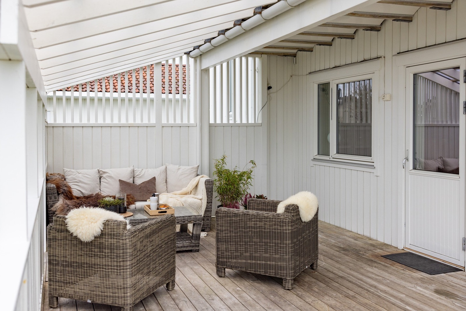 Deler av terrassen er overbygd. Noe som er meget praktisk her i Trøndelag. Galleribilde