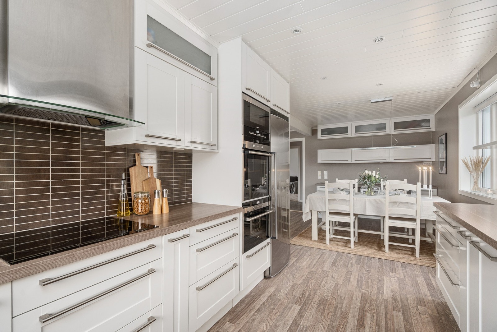 Godt med plass til en større spisegruppe ved kjøkken. Spotter i tak. Galleribilde