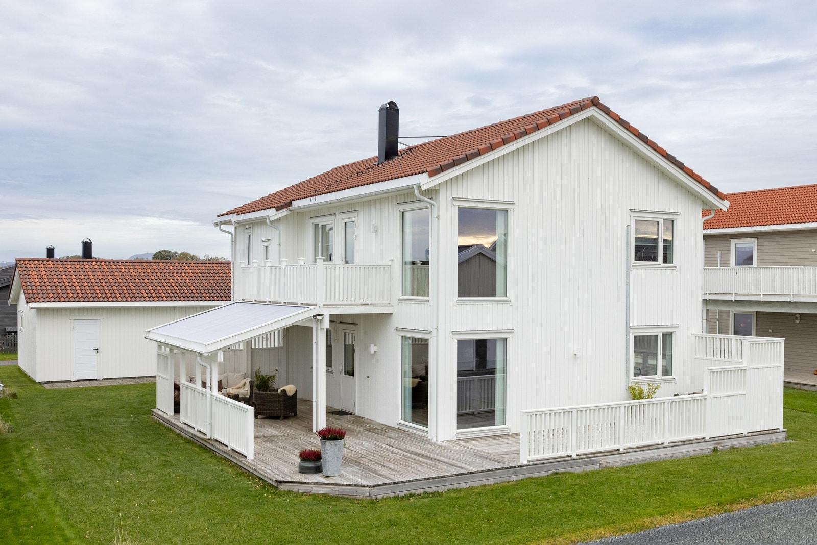 Velkommen til Ljåveien 15! En stor og innholdsrik enebolig beliggende på populære Reksterberget. Galleribilde