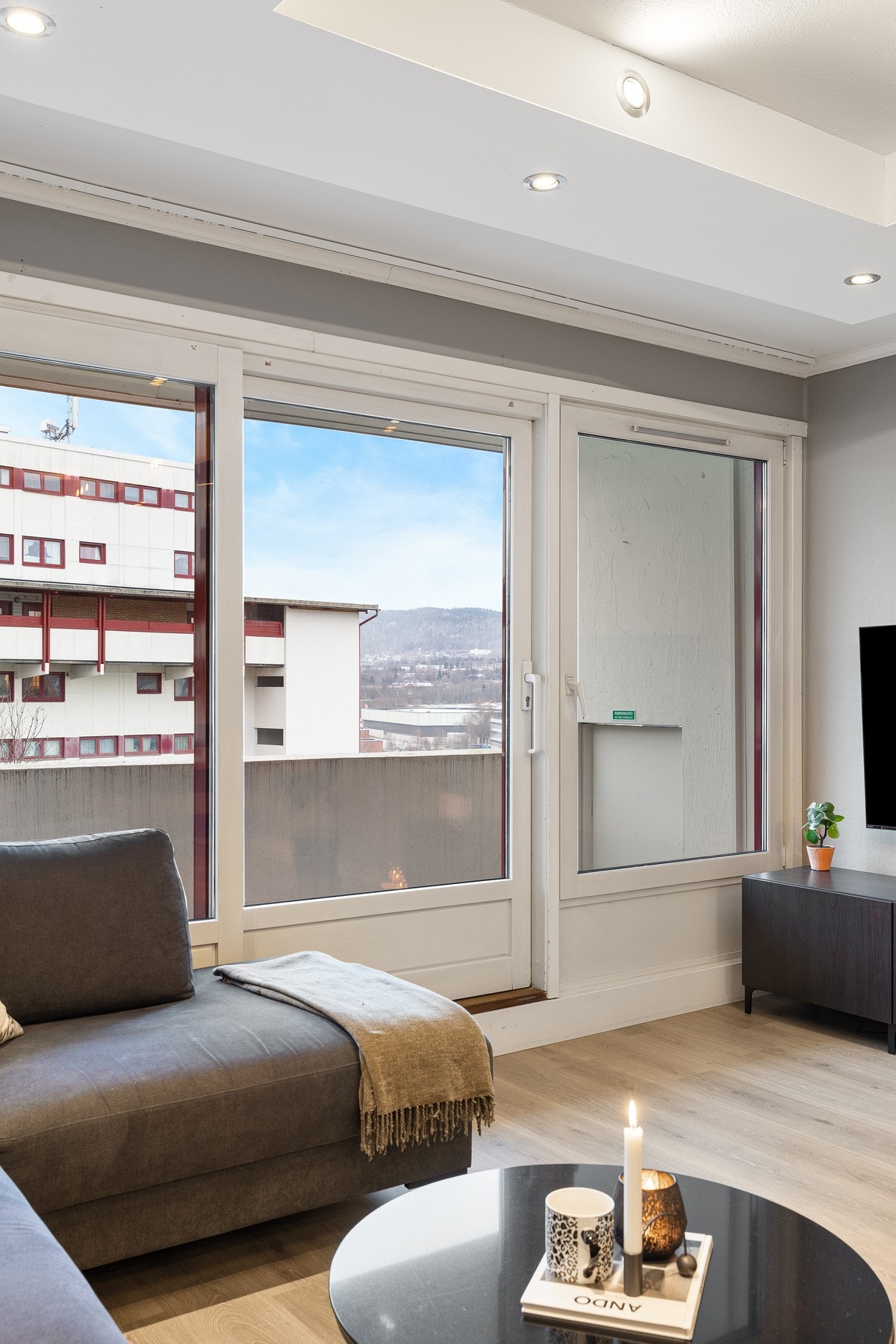 Fra stuen er det utgang til en solrik balkong Galleribilde