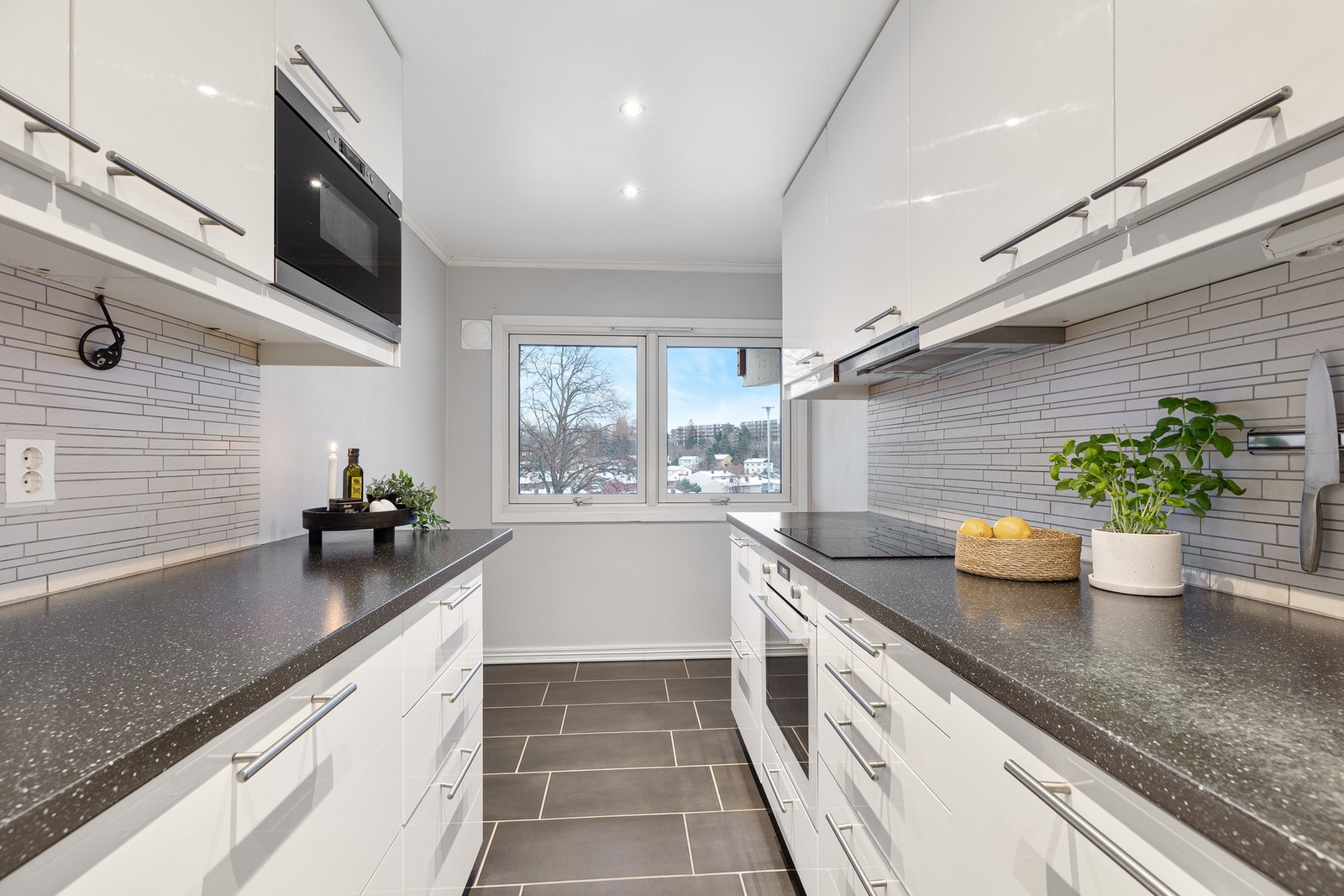 Kjøkken med god skap- og benkeplass. Galleribilde