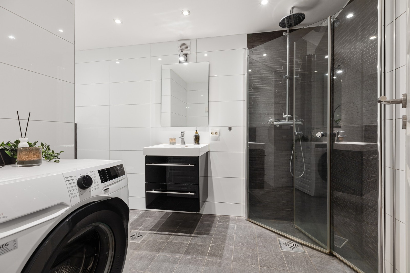 Dusjhjørne med svingdører og regnfallsdusj Galleribilde