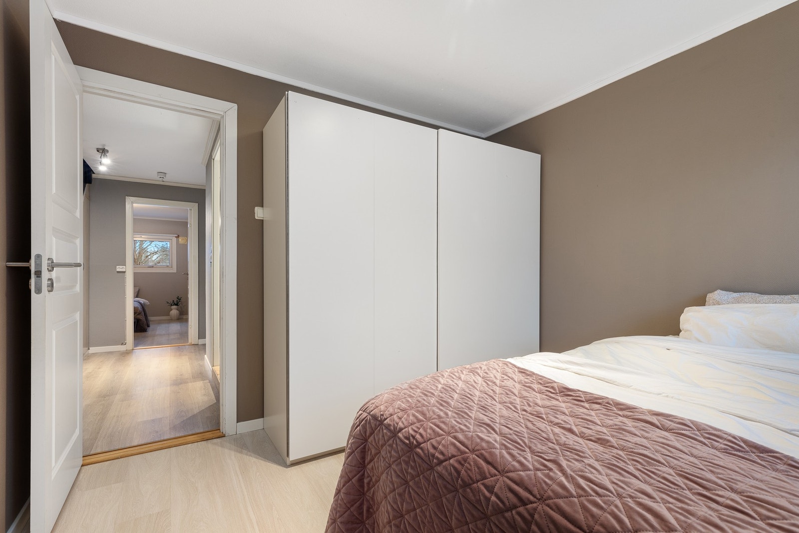 Romslig hovedsoverom med garderobeskap og tilknyttet bod Galleribilde