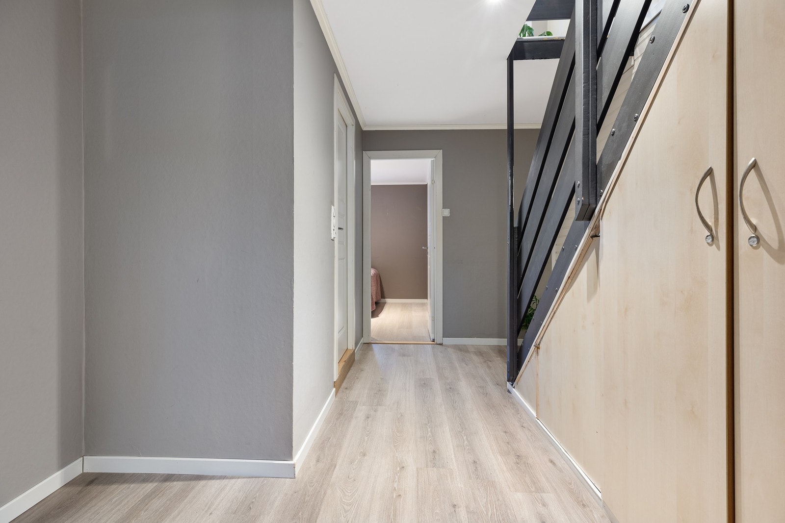 skapplass under trappevangen Galleribilde