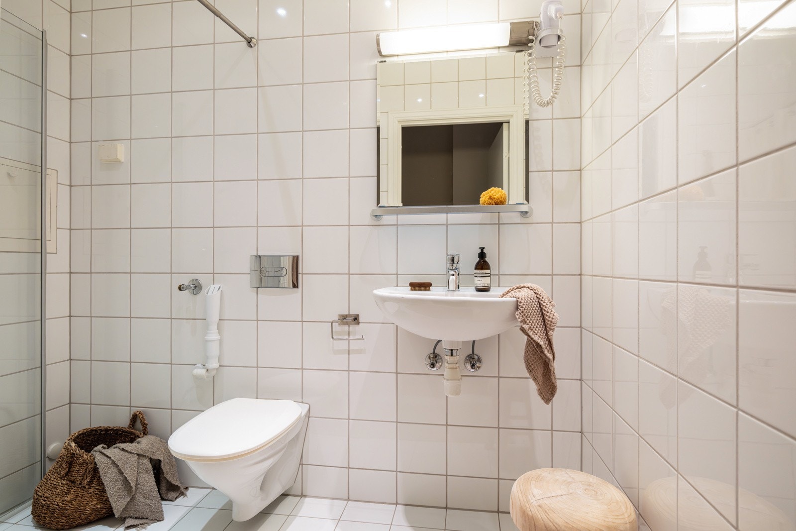 Leiligheten har et lyst flislagt baderom fra 2011. Baderommet har lyse fliser på gulv og vegger, vannbåren gulvvarme, downlights i himlingen og avtrekk via balansert ventilasjon. Galleribilde