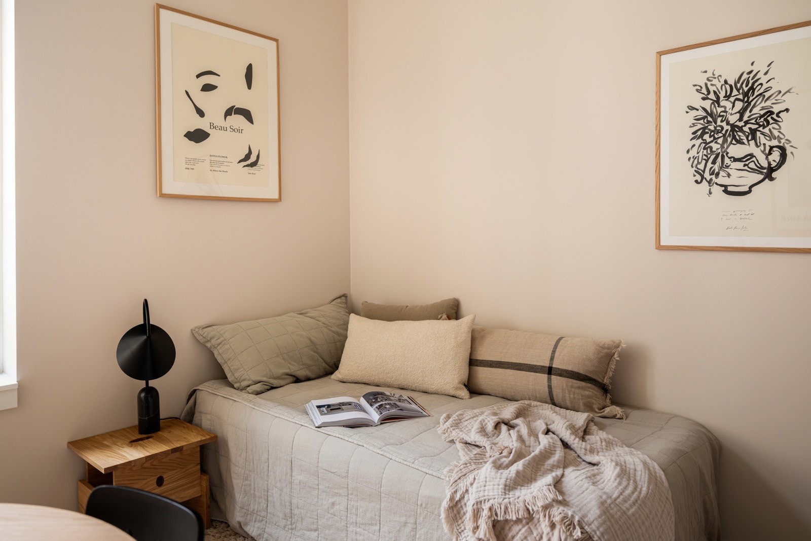 God og moderne standard med lys enstavs parkett fra 2025 på gulv, glatte overflater malt i en innbydende farge i 2025 og skjult elektrisk anlegg. Galleribilde