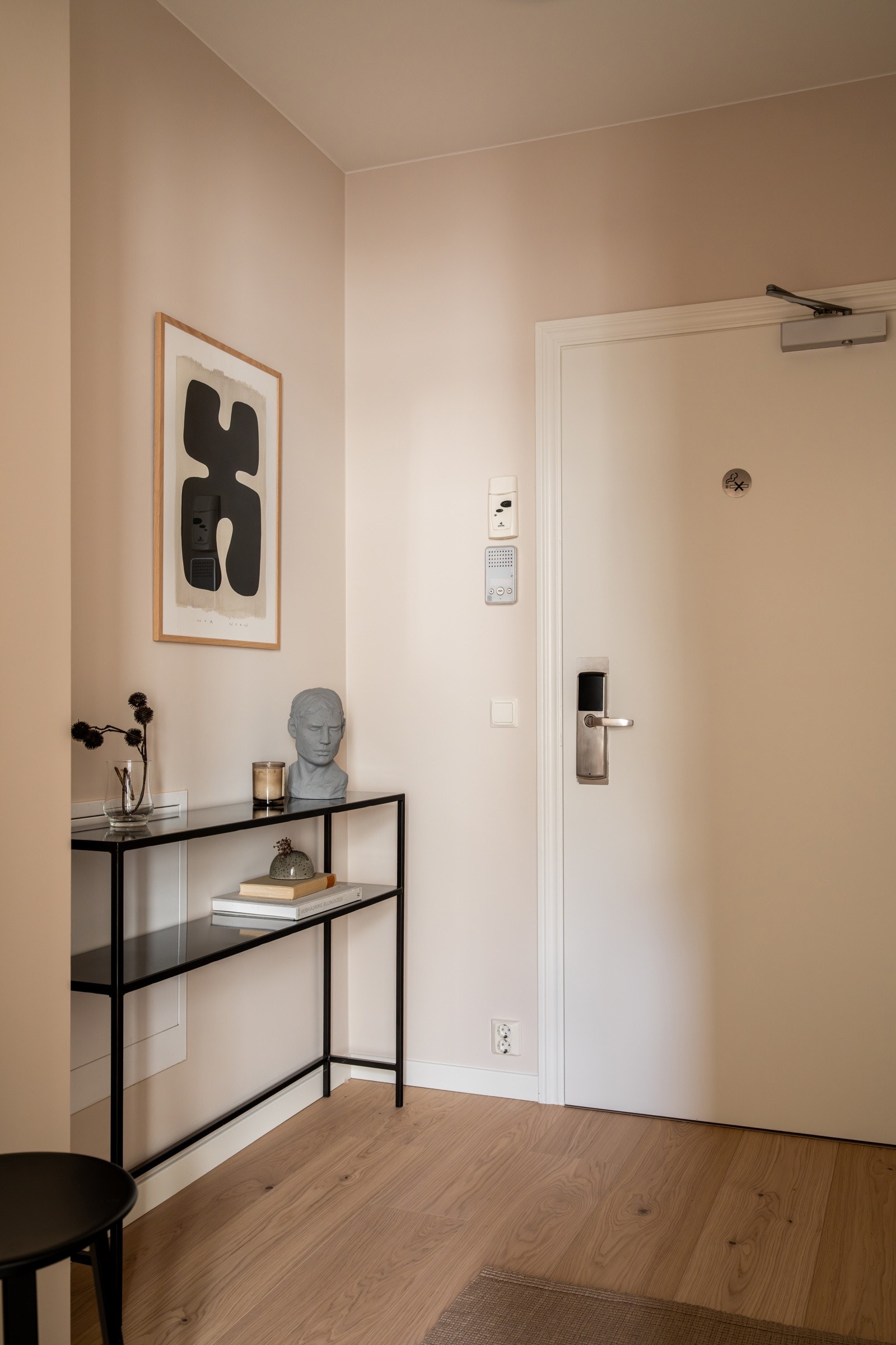 Du ønskes velkommen inn i en innbydende entré med plass til sko og oppheng av yttertøy. Galleribilde