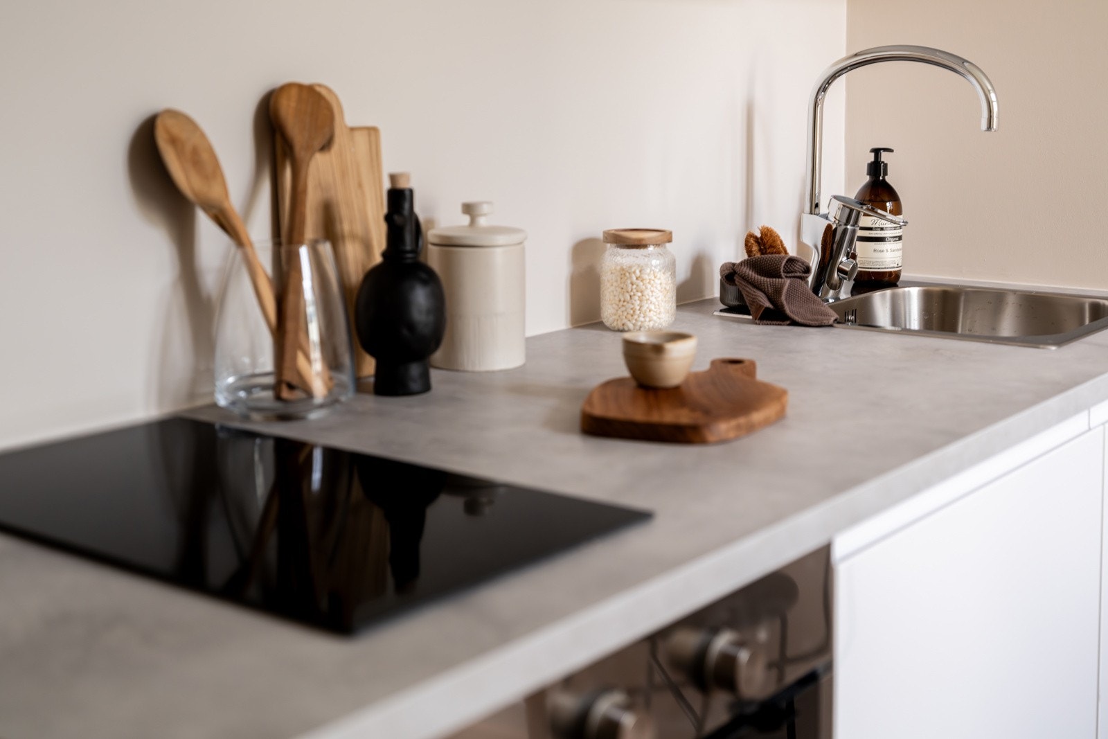 Kjøkkenet er utstyrt med medfølgende hvitevarer nedfelt platetopp, stekeovn og kjøleskap. Det er avtrekk via balansert anlegg. Alle hvitevarer medfølger Galleribilde