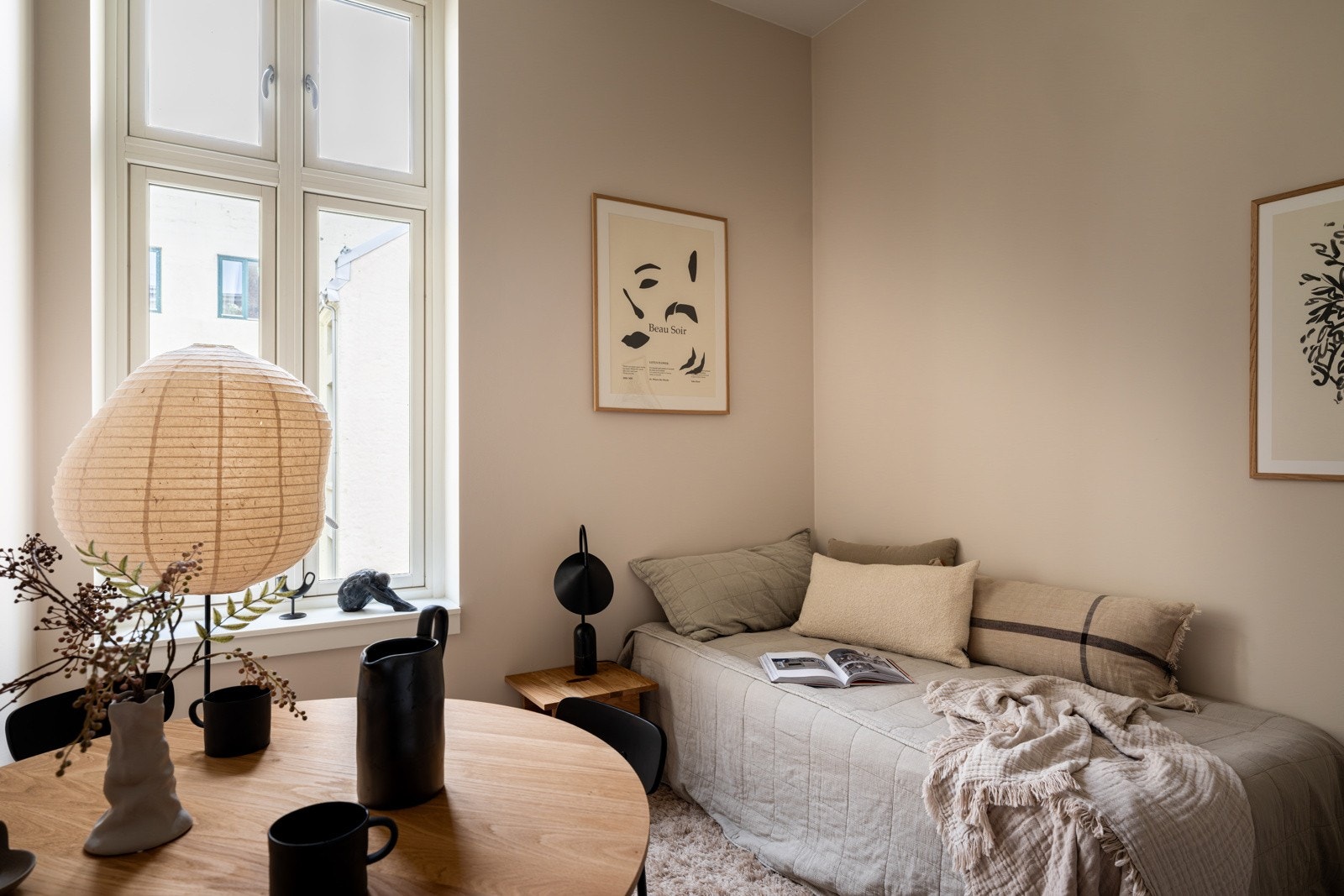 Beliggenheten i byggets 4. etasje med stor klassisk vindusflate sørger for flott naturlig lysinnslipp. Galleribilde