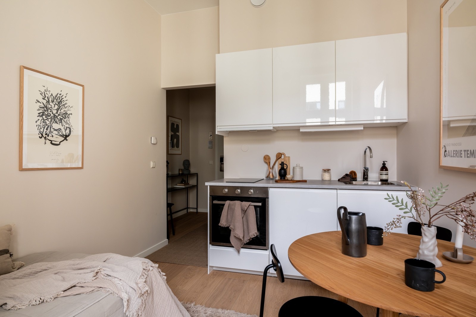 Leiligheten holdes god og lun på vinterstid med vannbåren gulvvarme tilknyttet bergvarme. Både oppvarming, varmtvann og bredbånd er inkludert i de lave felleskostnadene. Galleribilde