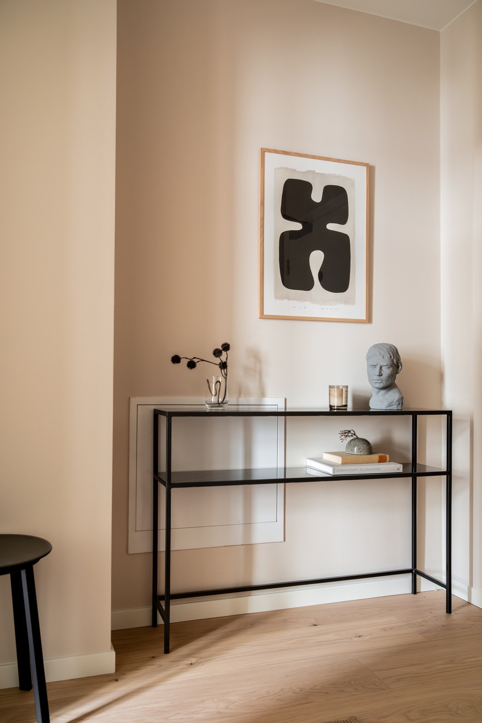 Entréen har god standard med pen enstavs parkett fra 2025 på gulv, glatte overflater malt i en fin farge i 2025 og skjult elektrisk anlegg. Galleribilde