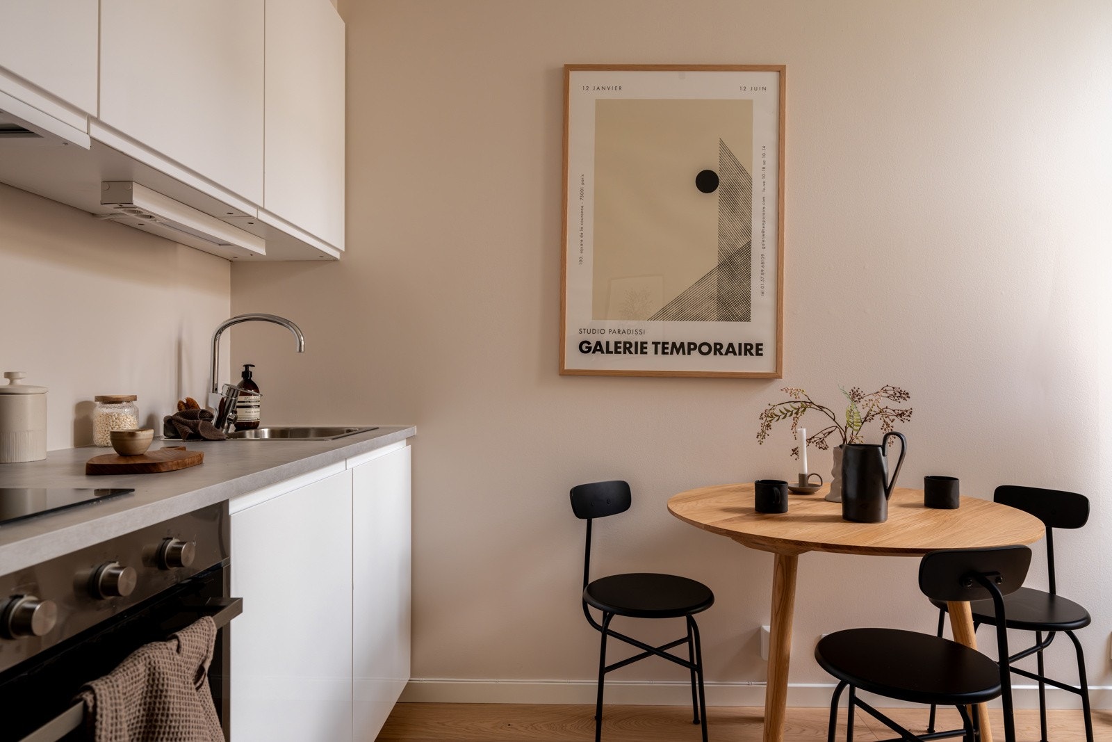 Lys og modernekjøkkeninnredning fra Ikea som var ny i 2025. Galleribilde