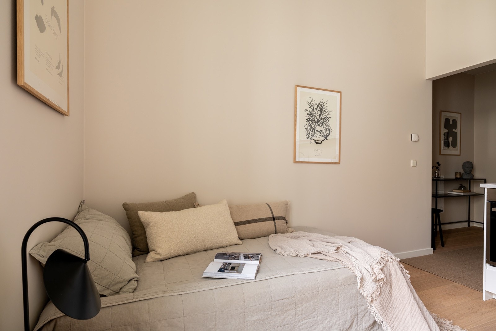 Lysinnslippet sammen med den gode takhøyden gir en luftig romfølelse, samt muligheter for hems. Galleribilde