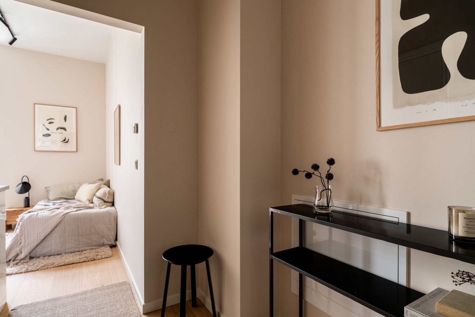 Leiligheten er oppusset i 2025 med nytt enstavs parkettgulv, nymalte overflater og nytt kjøkken - her kan du flytte rett inn! Galleribilde