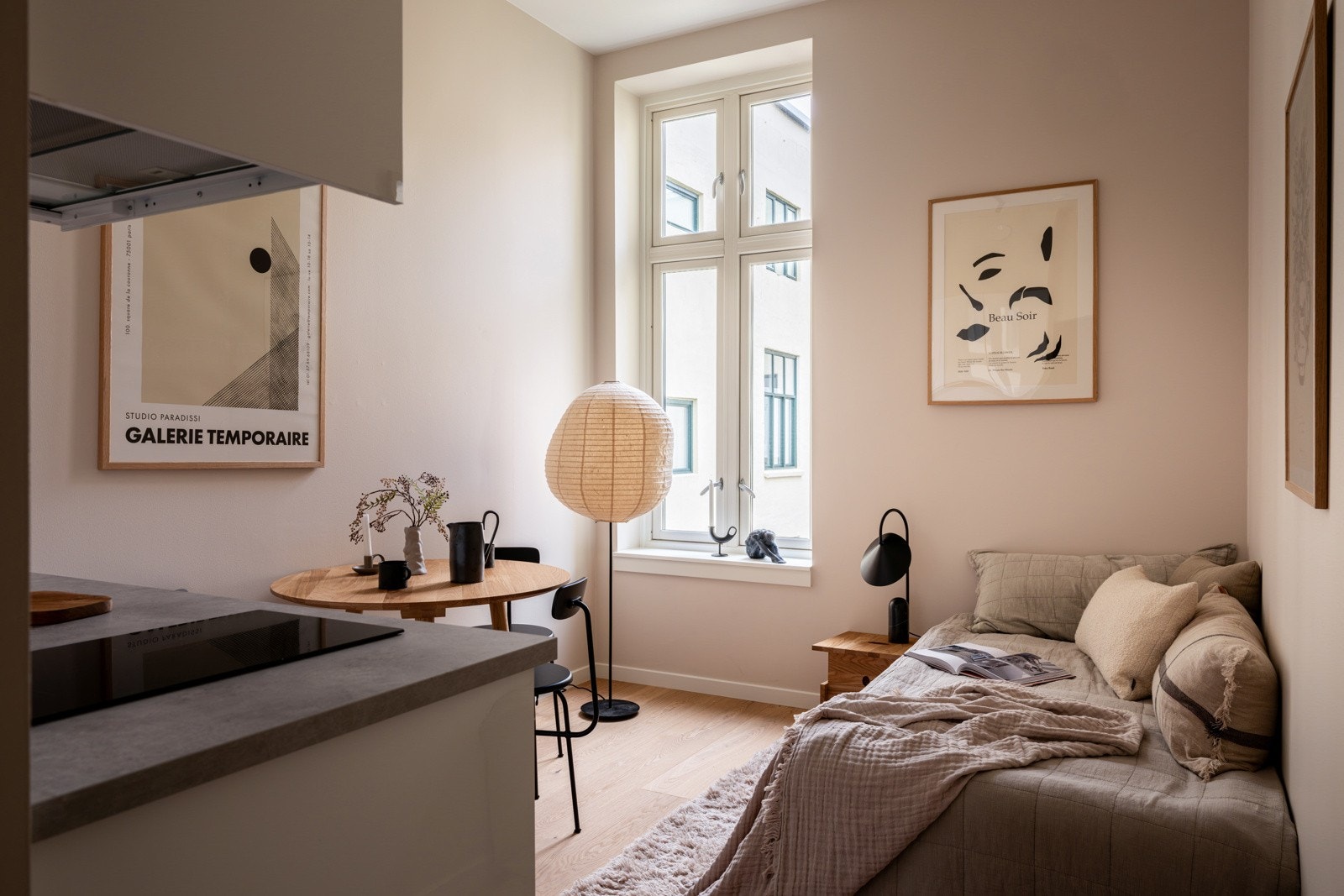 Leiligheten har et lyst og fint oppholdsrom med åpen kjøkkenløsning. Galleribilde