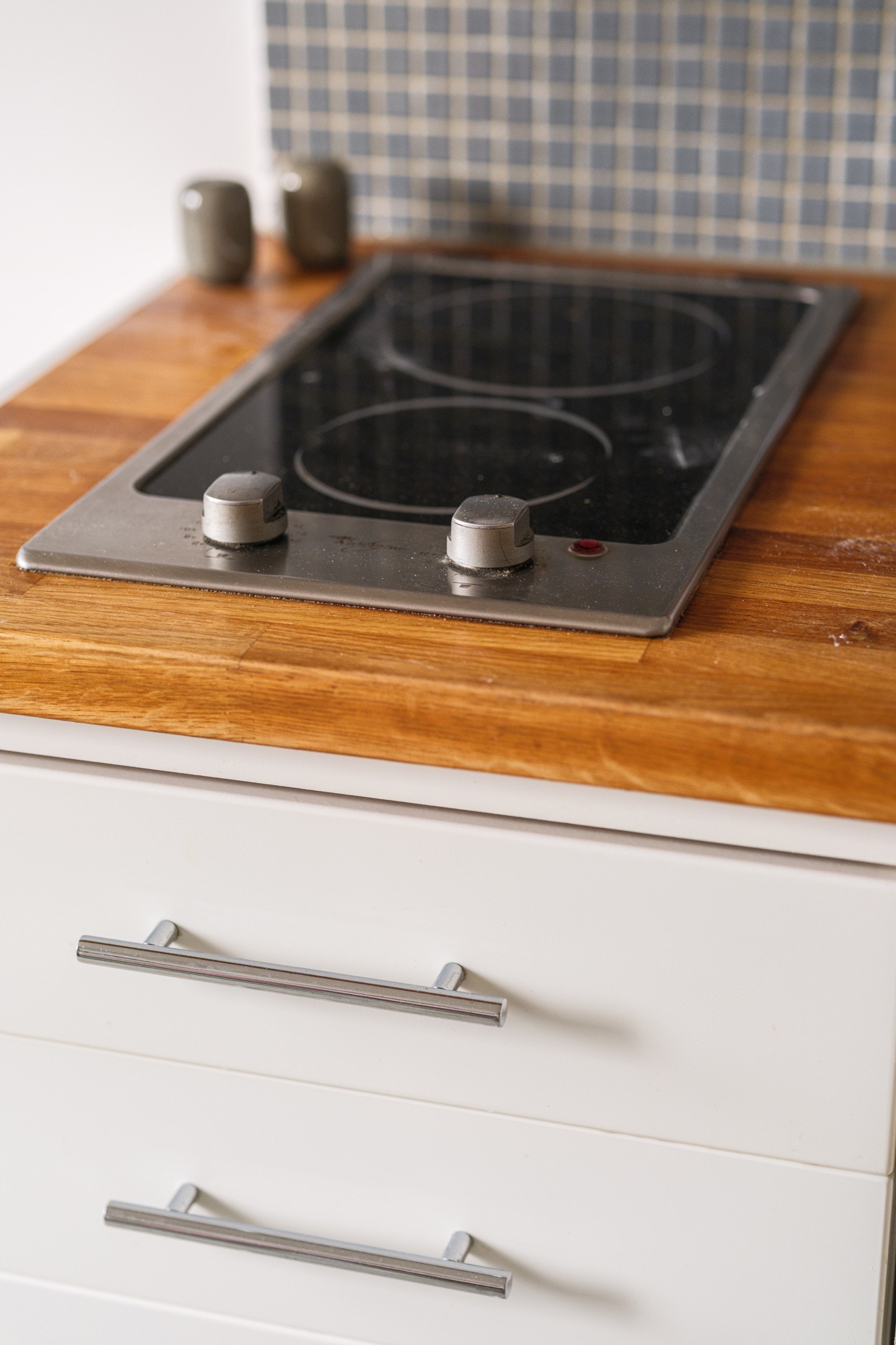 Kjøkkenet er utstyrt med medfølgende integrerte hvitevarer som nedfelt platetopp, stekeovn i høyskap, oppvaskmaskin og kjøleskap. Galleribilde