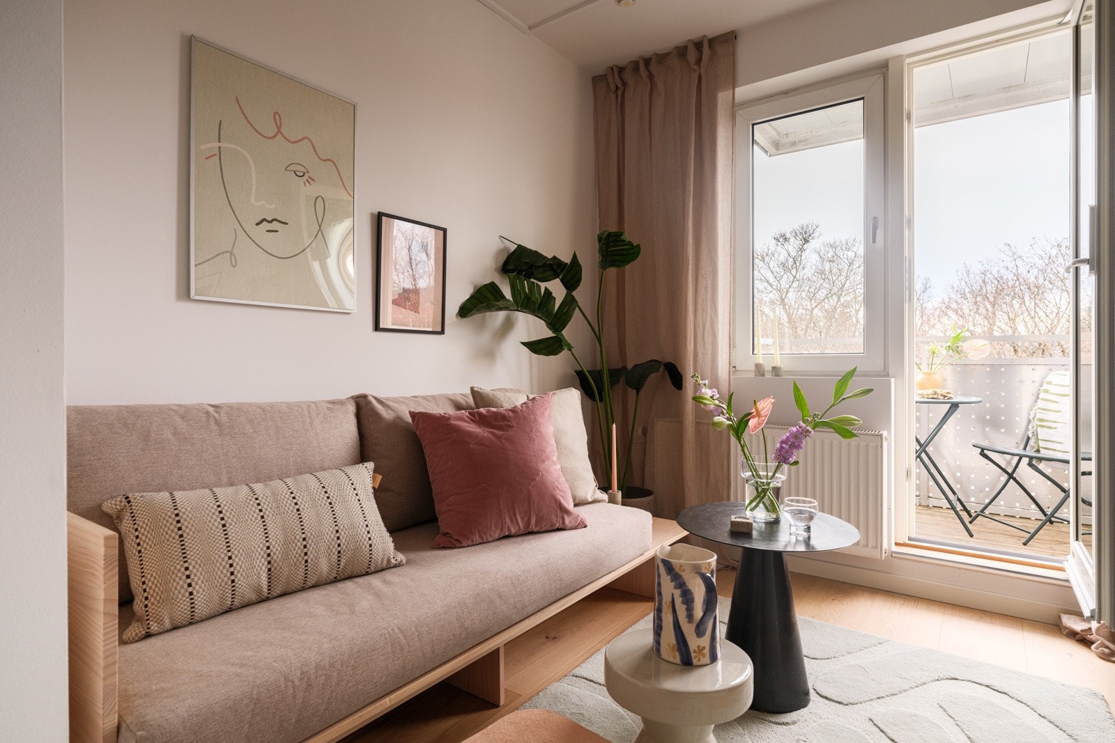 Beliggenheten i byggets 7. etasje med stor vindusflate sørger for rikelig med naturlig lys, samtidig som det er lite innsyn. Galleribilde