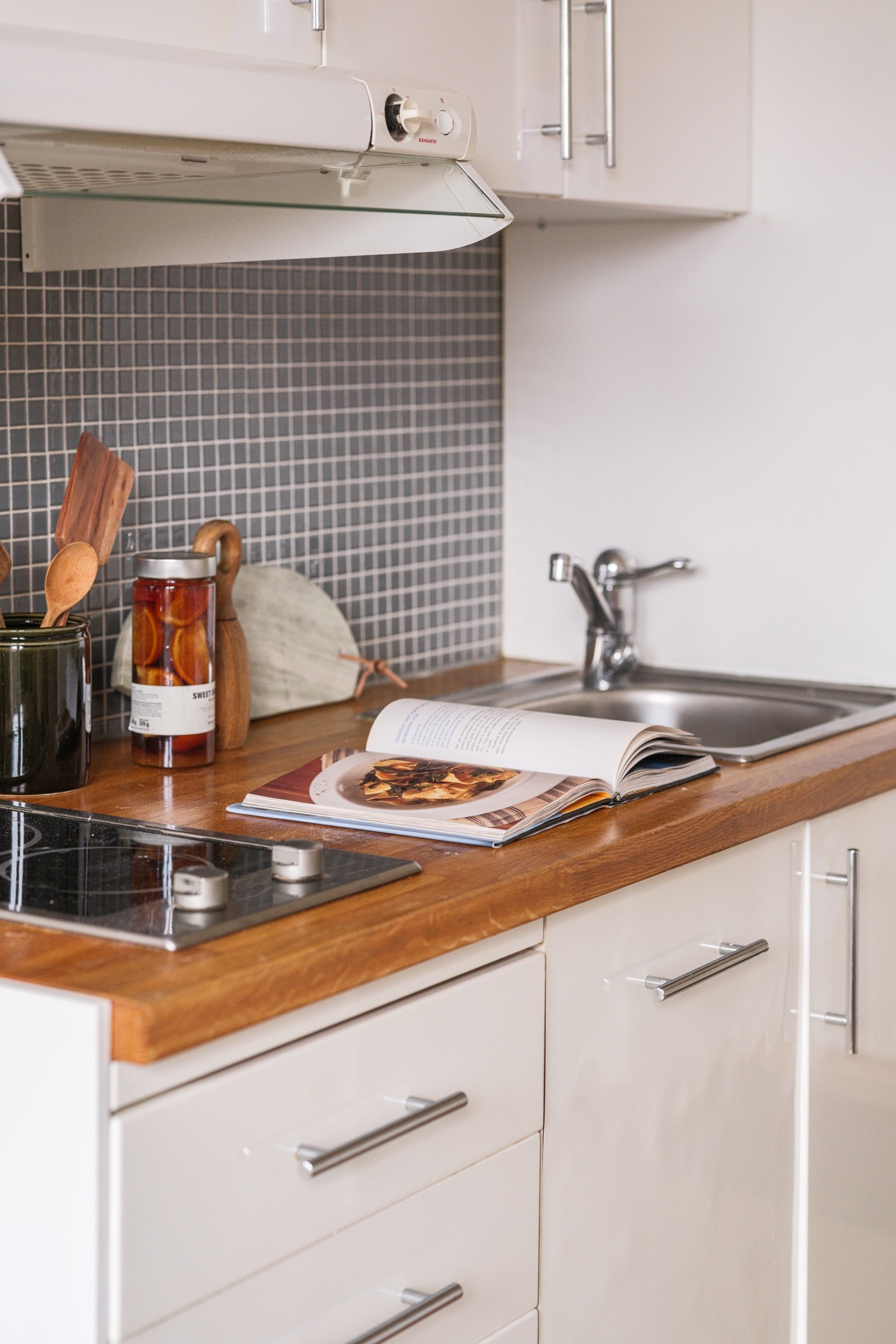 Både fint og praktisk med mosaikkfliser i benkeryggen. Galleribilde