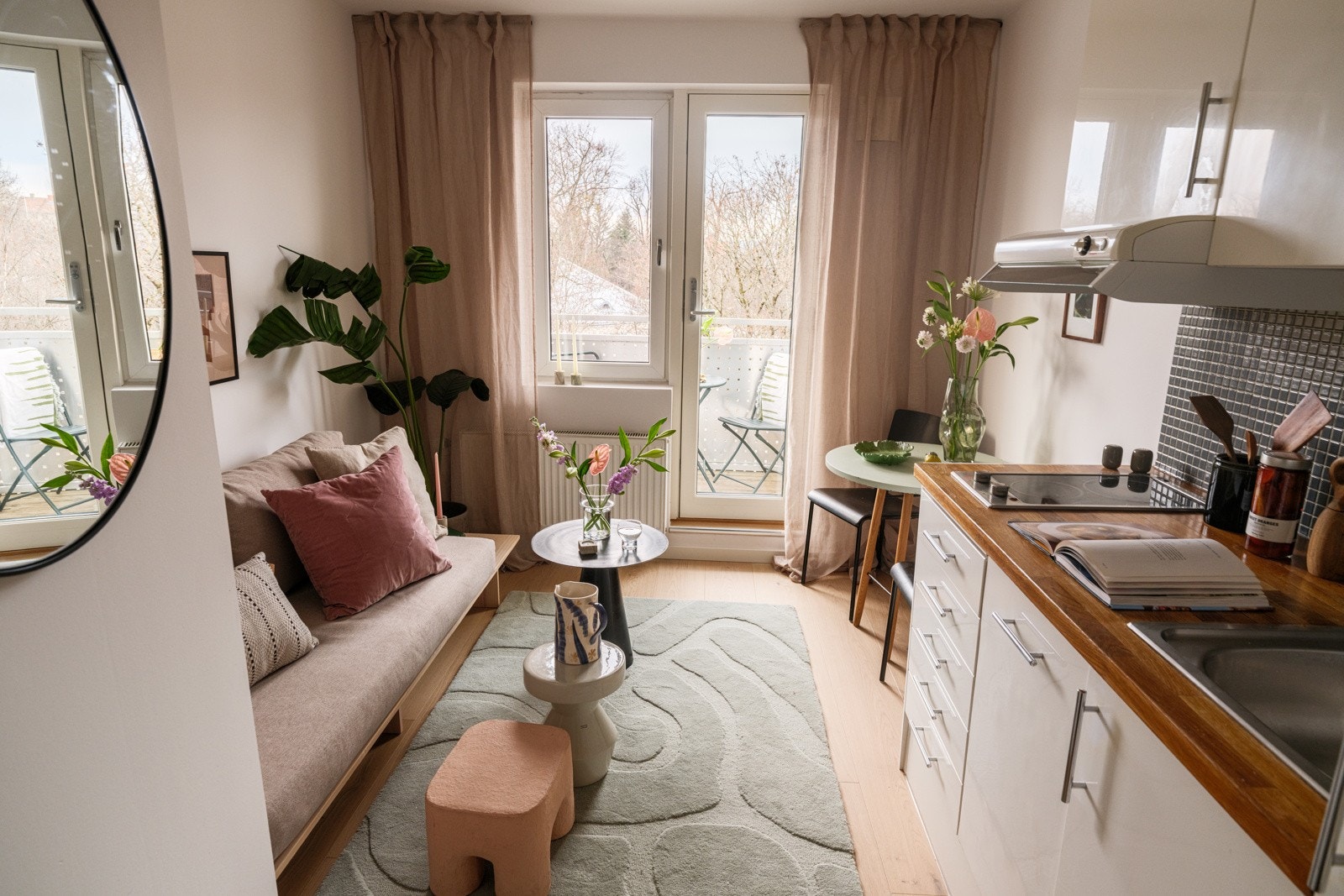 God standard med moderne enstavs laminat fra 2025 på gulv og glatte overflater malt i en lys delikat farge i 2025. Galleribilde